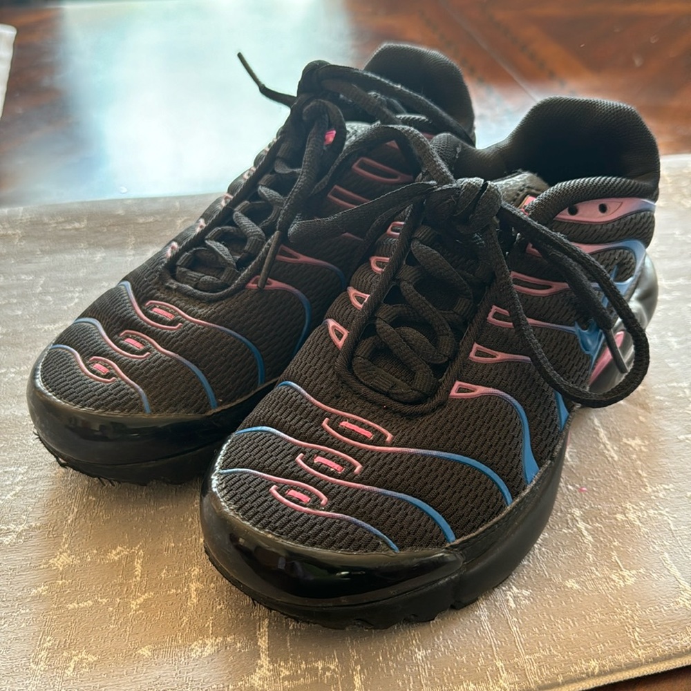 Girls Nike Air Max - Size 2.5Y.